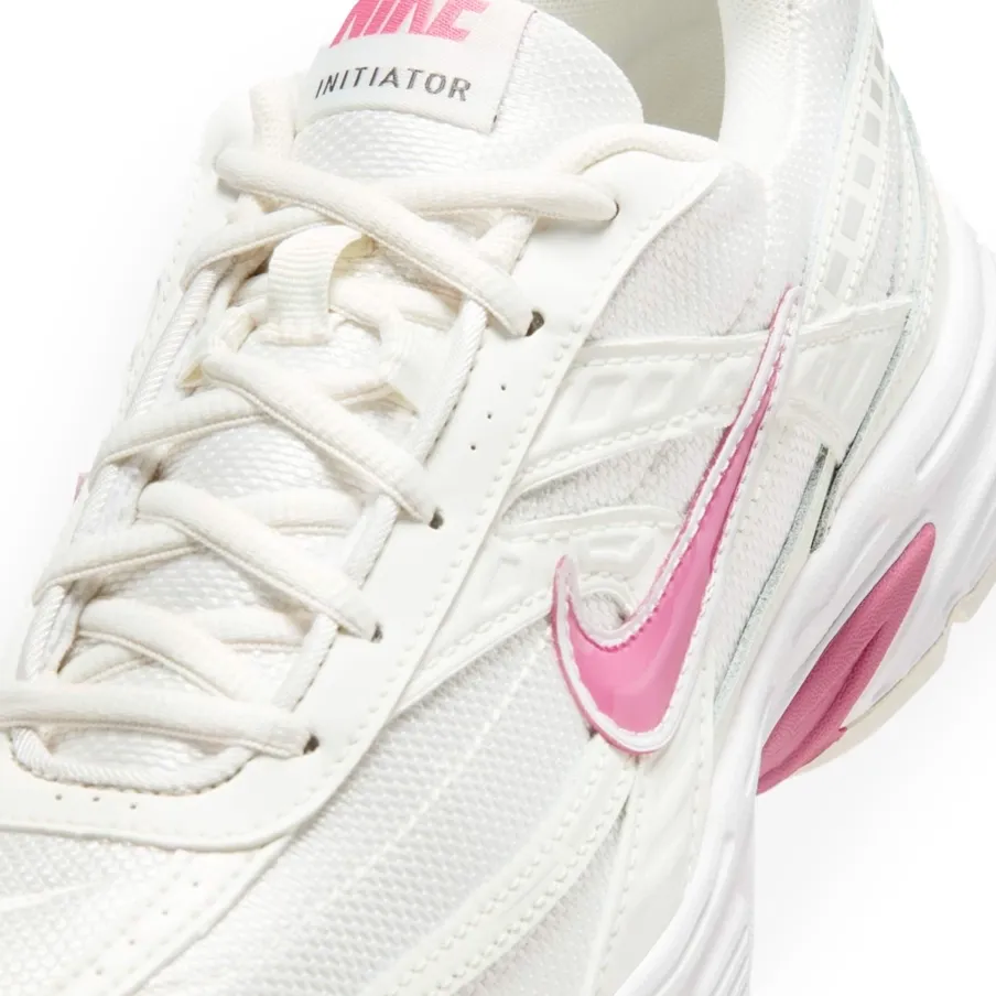 Par de tênis Nike Initiator feminino branco mostrando parte interna com logo e escrita